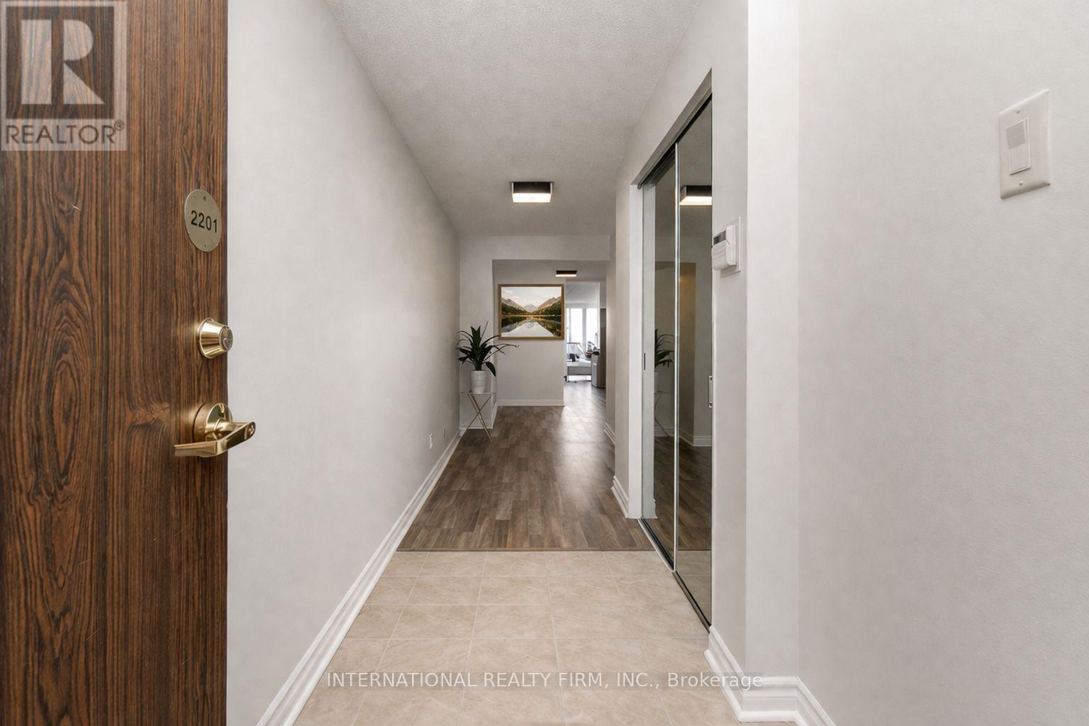 2201 - 3650 Kaneff Crescent, Mississauga, Ontario  L5A 4A1 - Photo 3 - W12925912