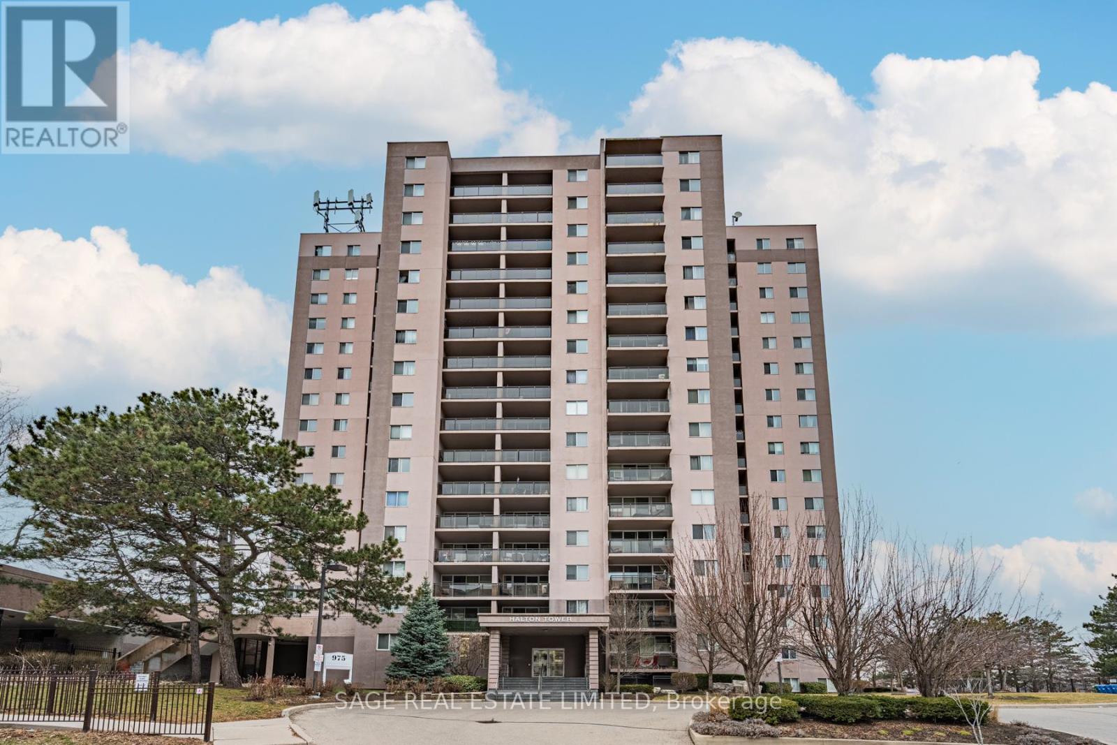 802 - 975 Warwick Court, Burlington, Ontario  L7T 3Z7 - Photo 3 - W12926028