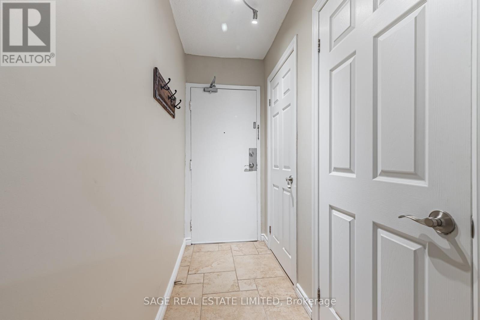 802 - 975 Warwick Court, Burlington, Ontario  L7T 3Z7 - Photo 6 - W12926028