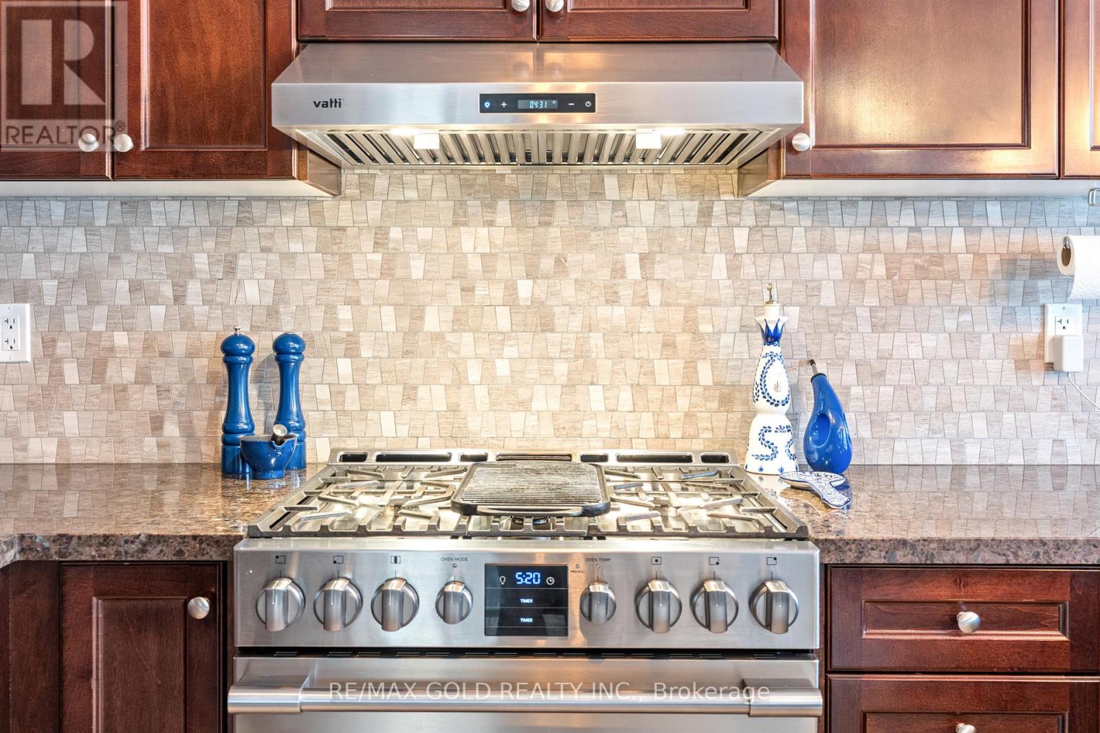 9 Fringetree Road, Brampton, Ontario  L6R 0B6 - Photo 13 - W12926054