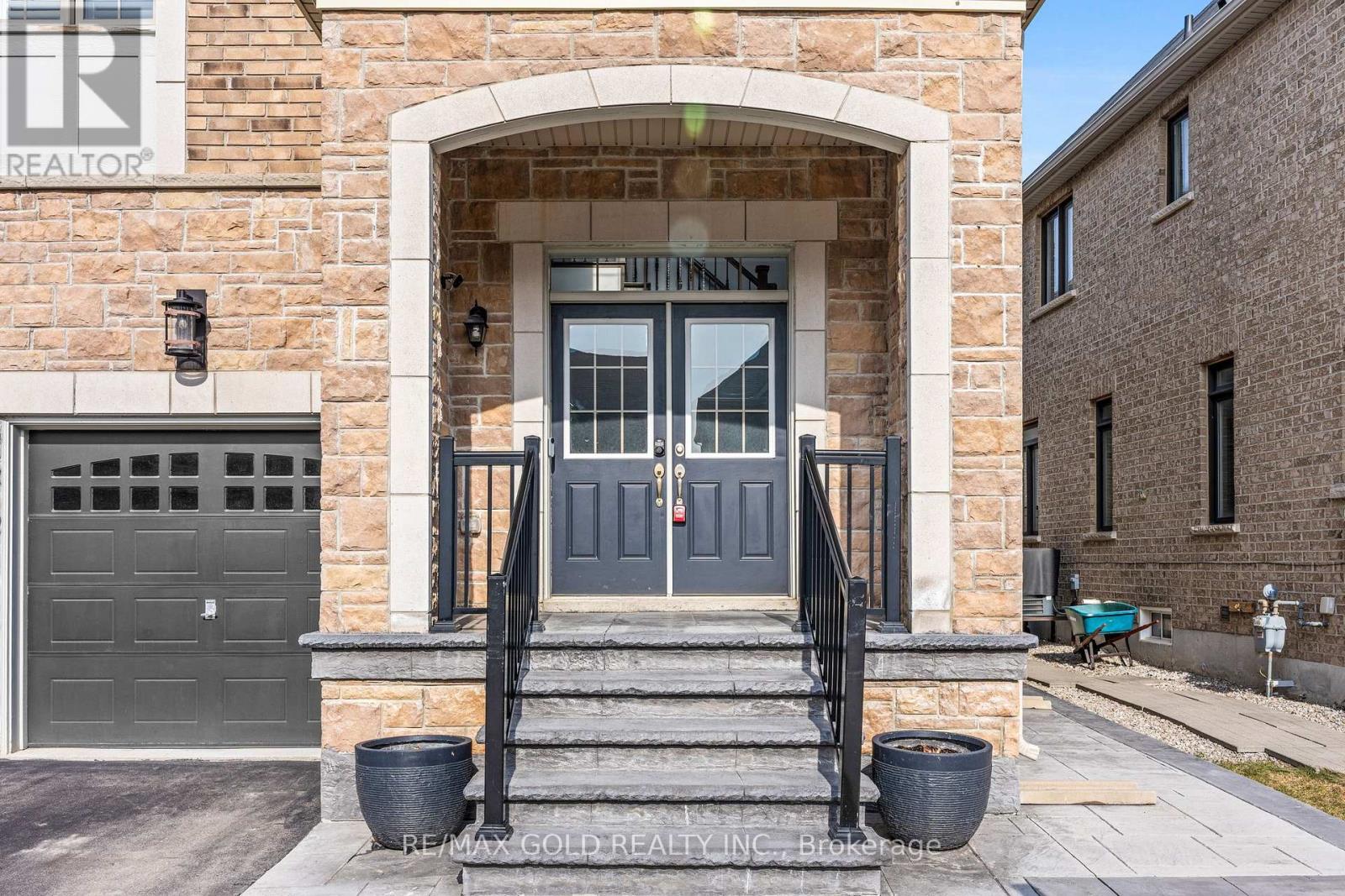 9 Fringetree Road, Brampton, Ontario  L6R 0B6 - Photo 3 - W12926054