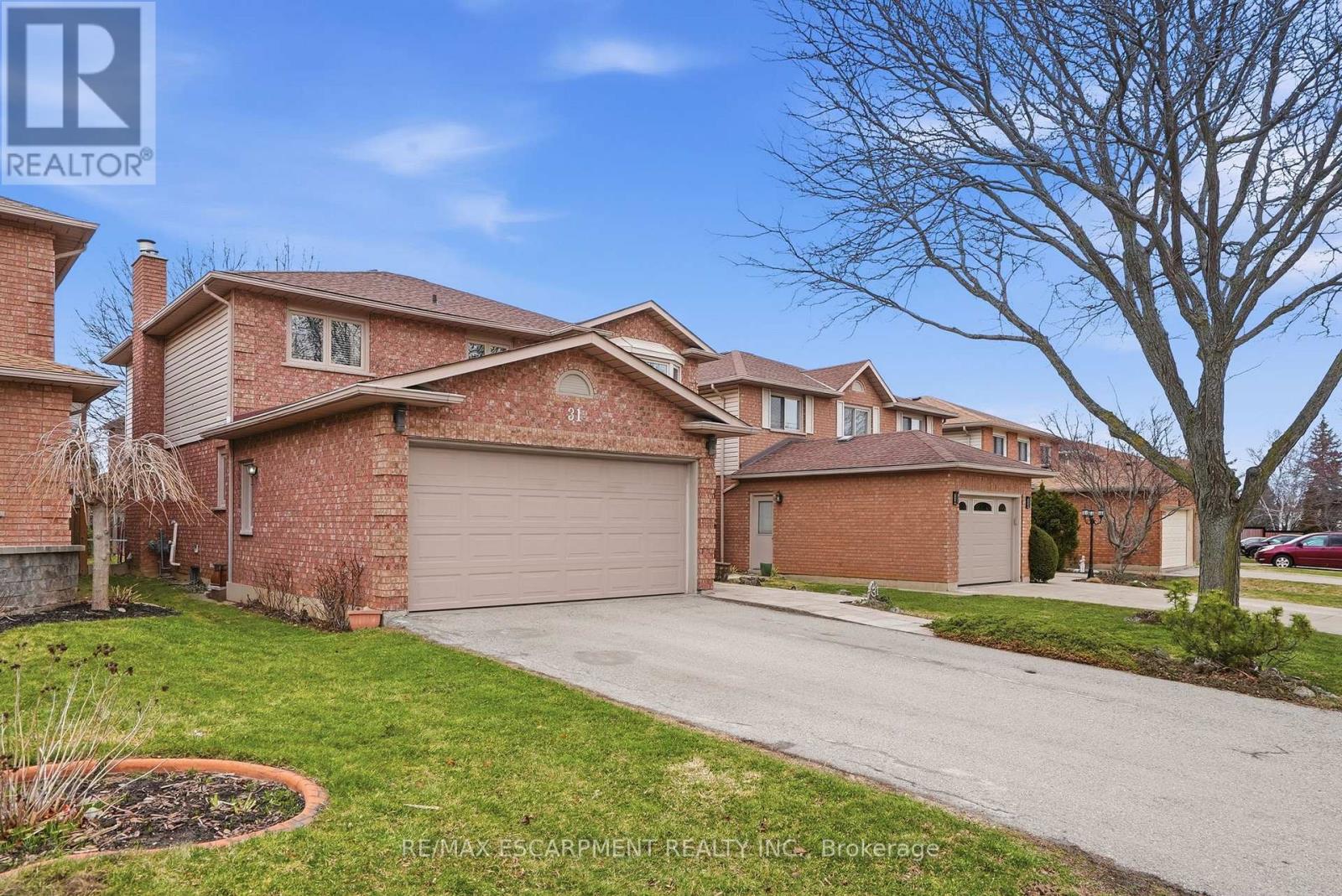 31 Republic Avenue, Hamilton, Ontario  L9B 2G6 - Photo 2 - X12925940