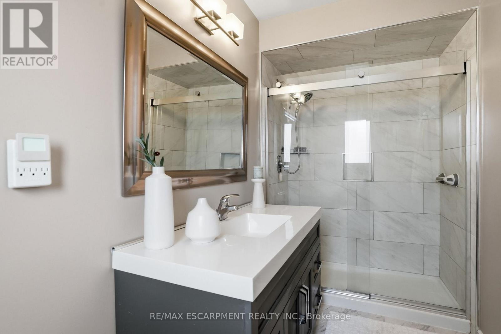 31 Republic Avenue, Hamilton, Ontario  L9B 2G6 - Photo 21 - X12925940