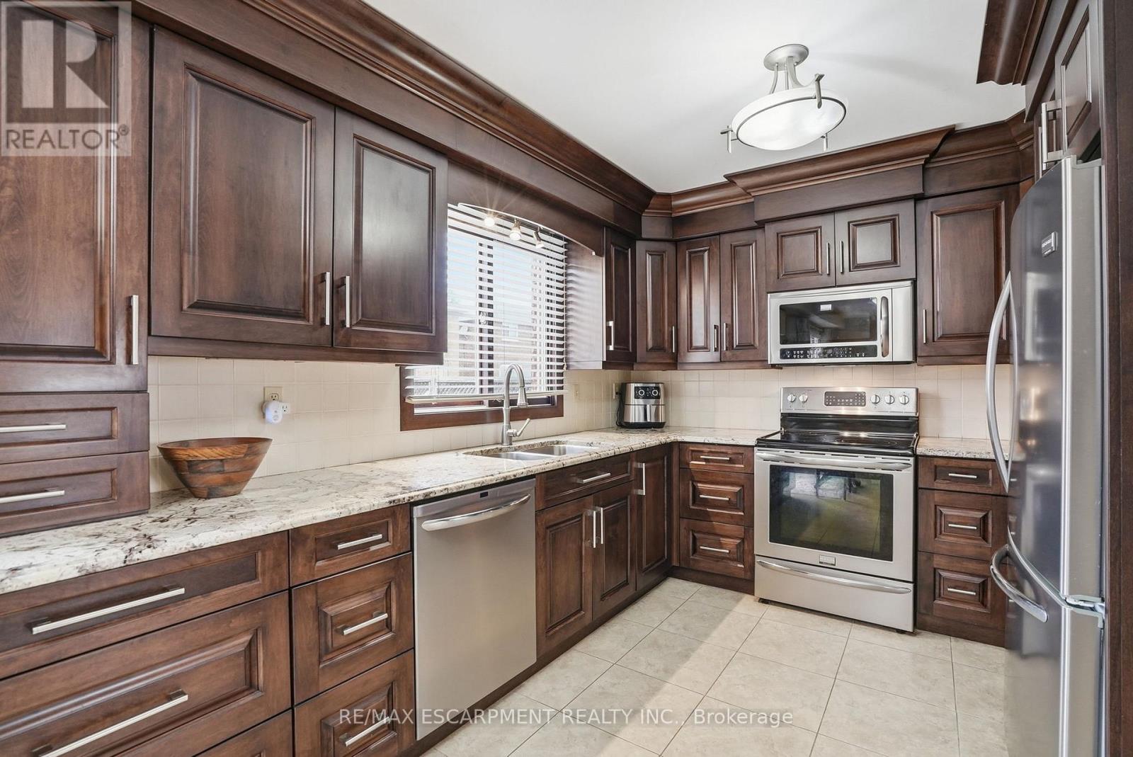 31 Republic Avenue, Hamilton, Ontario  L9B 2G6 - Photo 5 - X12925940