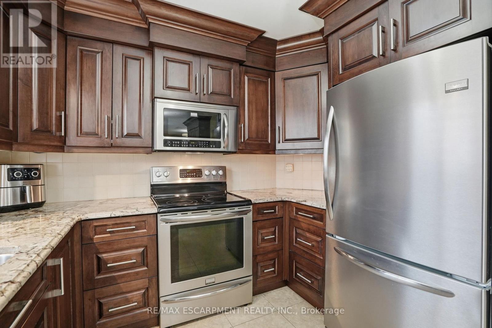 31 Republic Avenue, Hamilton, Ontario  L9B 2G6 - Photo 6 - X12925940