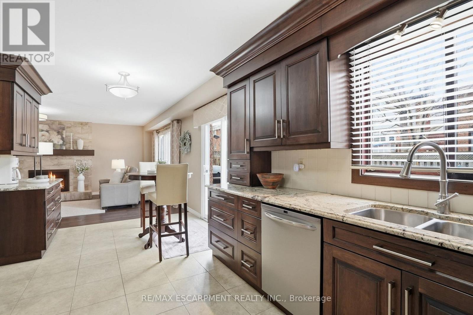 31 Republic Avenue, Hamilton, Ontario  L9B 2G6 - Photo 7 - X12925940