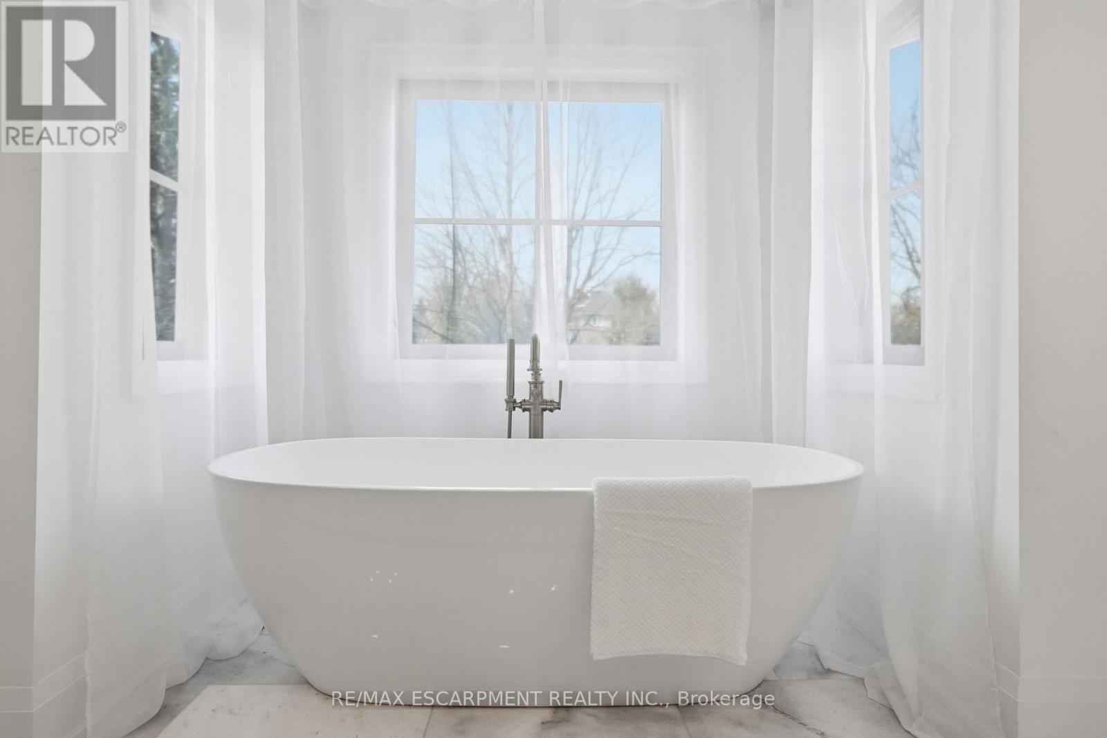 136 Rockcliffe Road, Hamilton, Ontario  L9H 7H3 - Photo 34 - X12926066