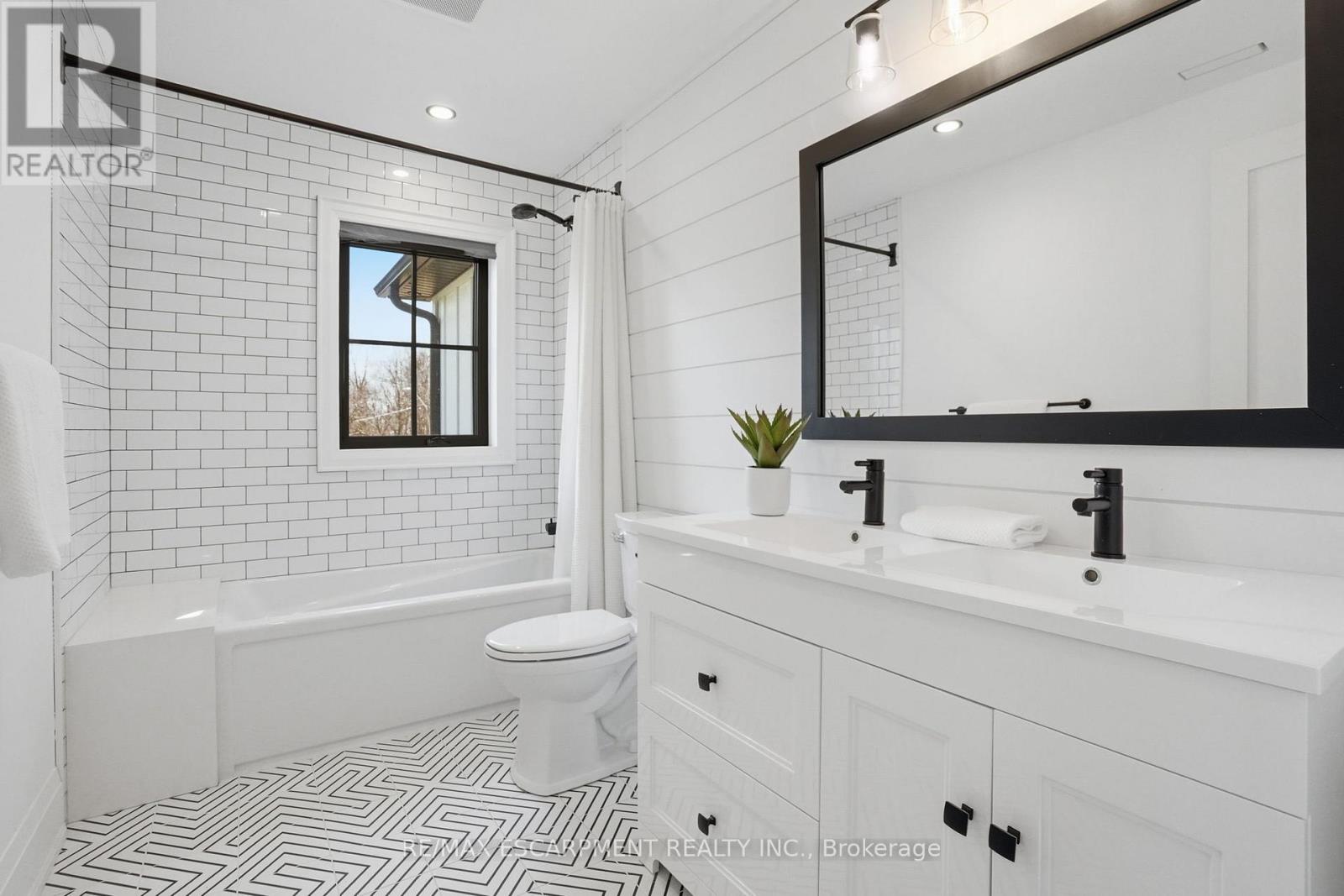 136 Rockcliffe Road, Hamilton, Ontario  L9H 7H3 - Photo 39 - X12926066