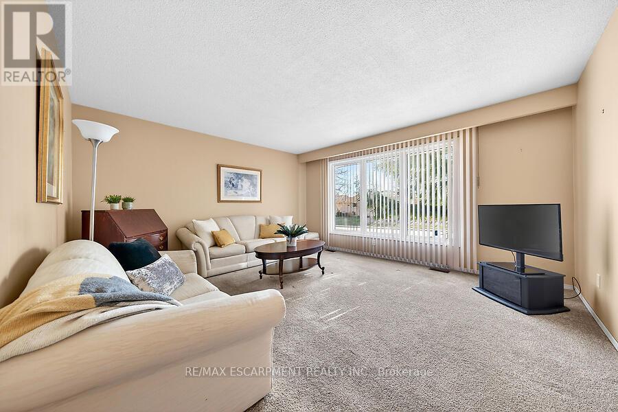 66 Highridge Avenue, Hamilton, Ontario  L8E 2S1 - Photo 5 - X12926086