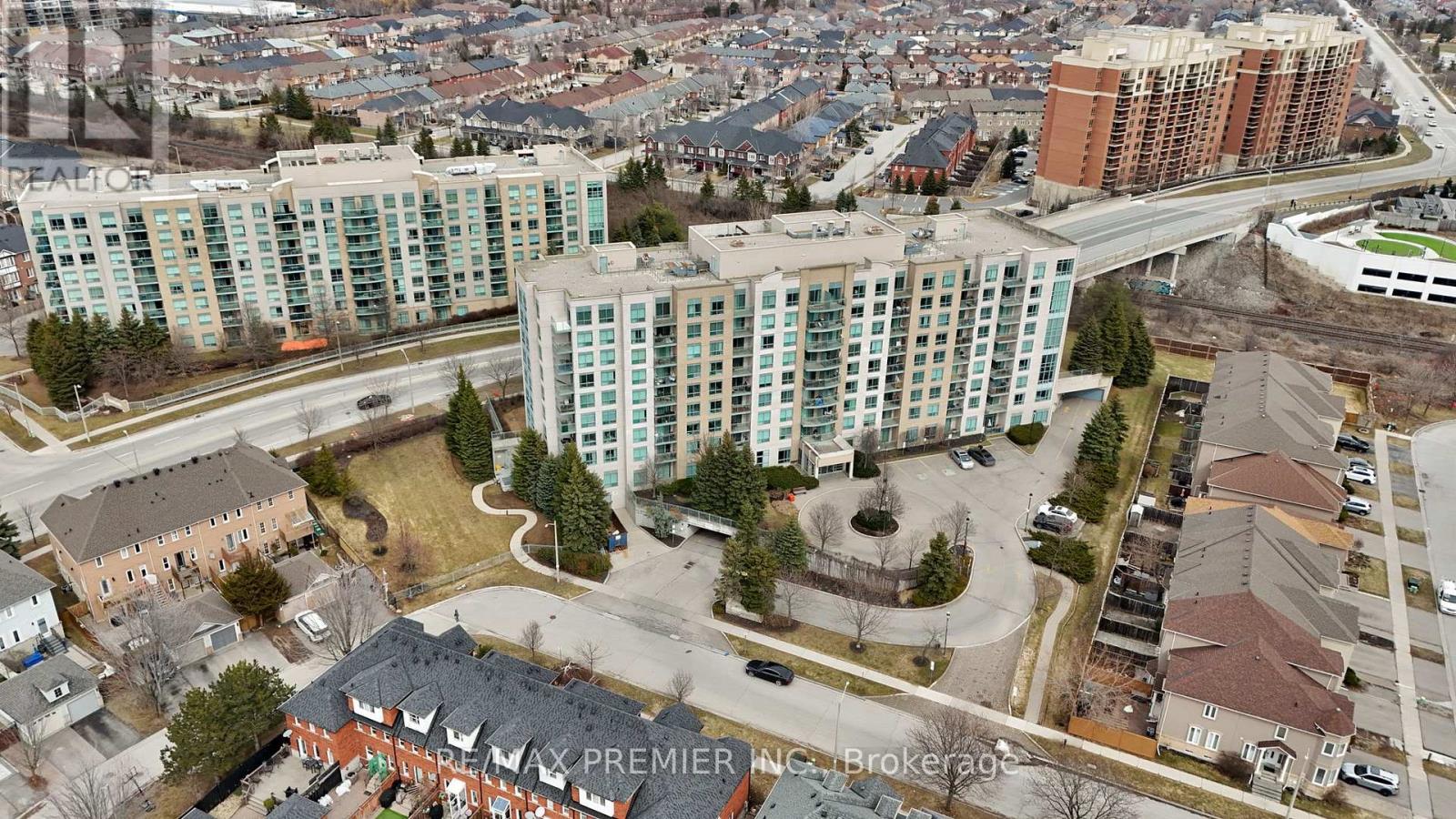 220 - 51 Baffin Court, Richmond Hill, Ontario  L4B 4P6 - Photo 5 - N12922864