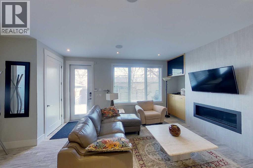 2418 24a Street Sw, Calgary, Alberta  T3E 1W1 - Photo 11 - A2295875