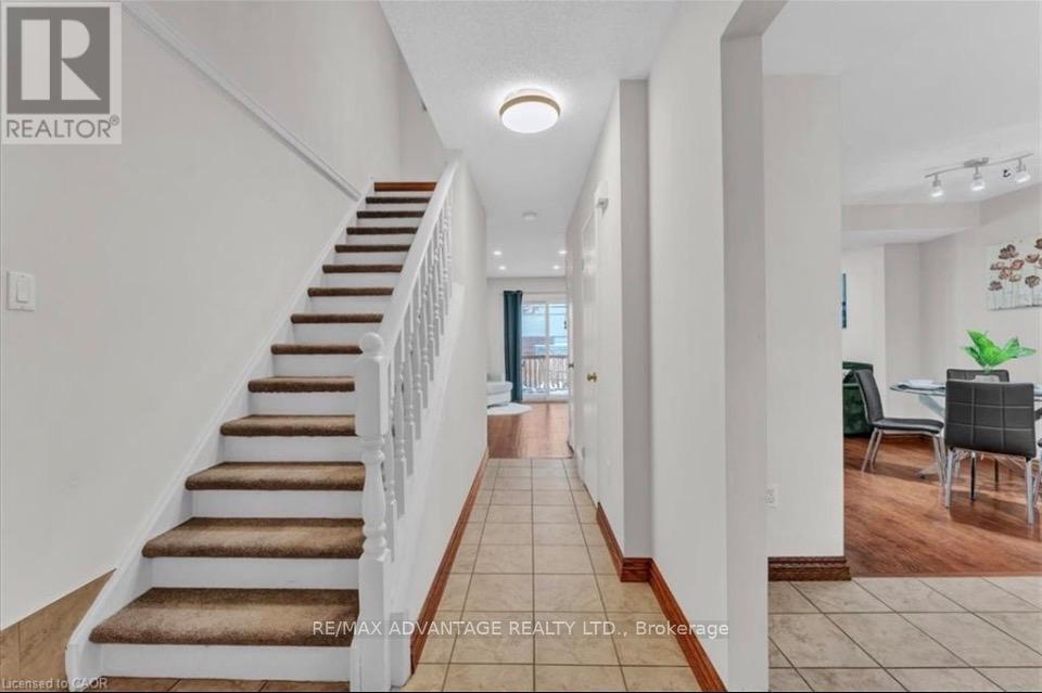 17 - 217 Martinet Avenue, London East, Ontario  N5V 4P5 - Photo 3 - X12926134