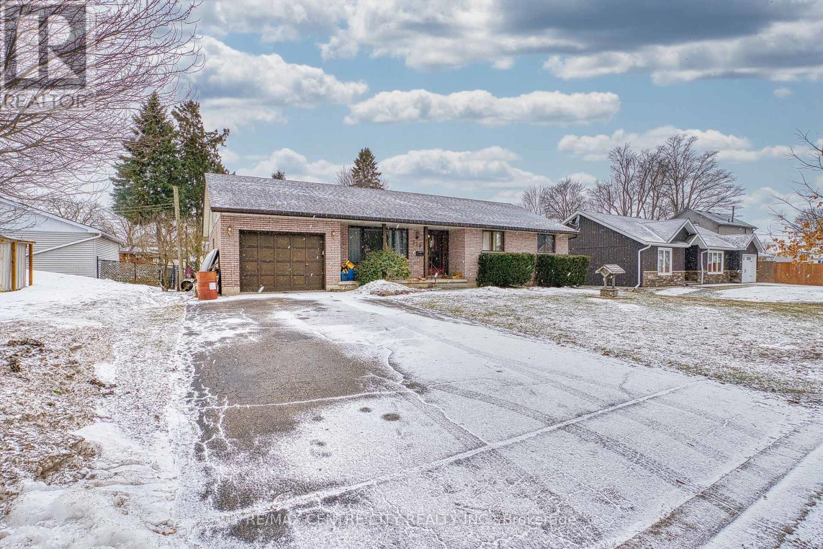 520 Victoria Street, Minto, Ontario  N0G 2P0 - Photo 3 - X12926198