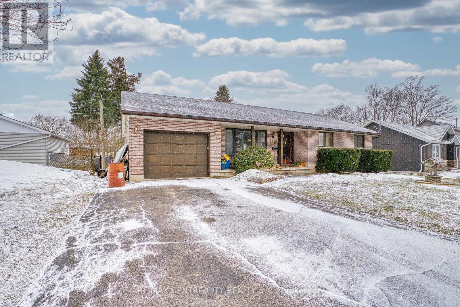 520 Victoria Street, Minto, Ontario  N0G 2P0 - Photo 5 - X12926198