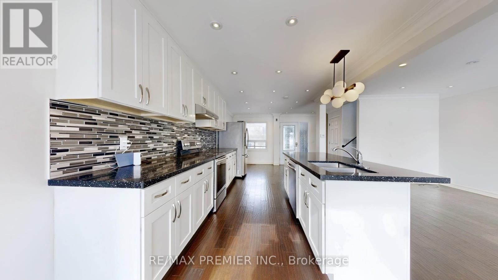 742 Beman Drive, Newmarket (Huron Heights-Leslie Valley), Ontario  L3Y 4Z2 - Photo 12 - N12926114