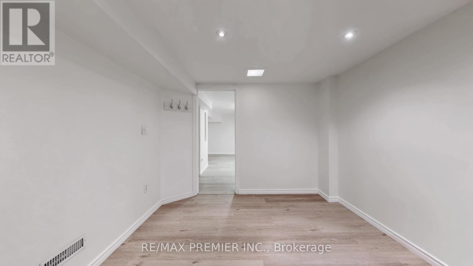 742 Beman Drive, Newmarket (Huron Heights-Leslie Valley), Ontario  L3Y 4Z2 - Photo 44 - N12926114