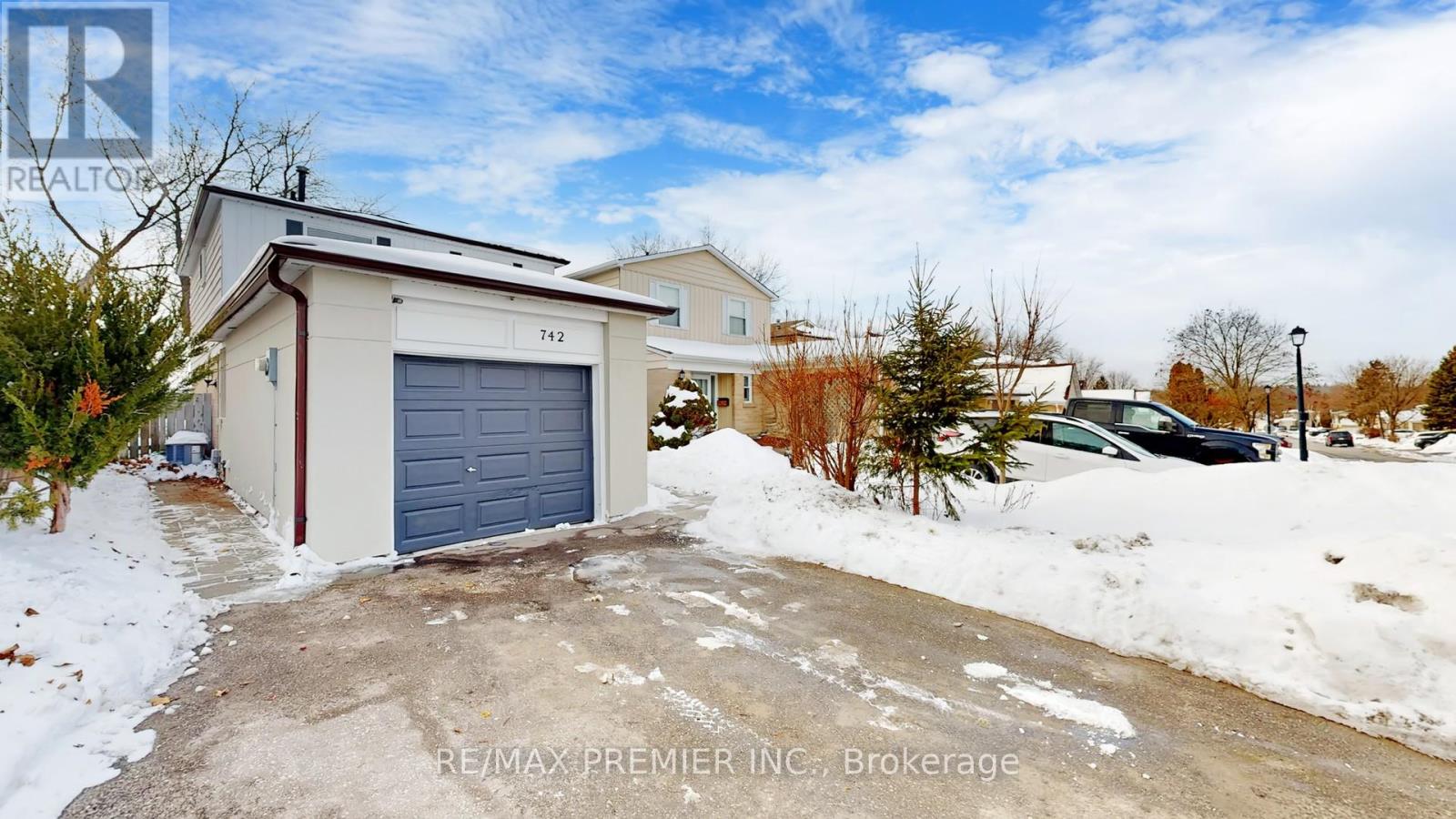 742 Beman Drive, Newmarket (Huron Heights-Leslie Valley), Ontario  L3Y 4Z2 - Photo 6 - N12926114