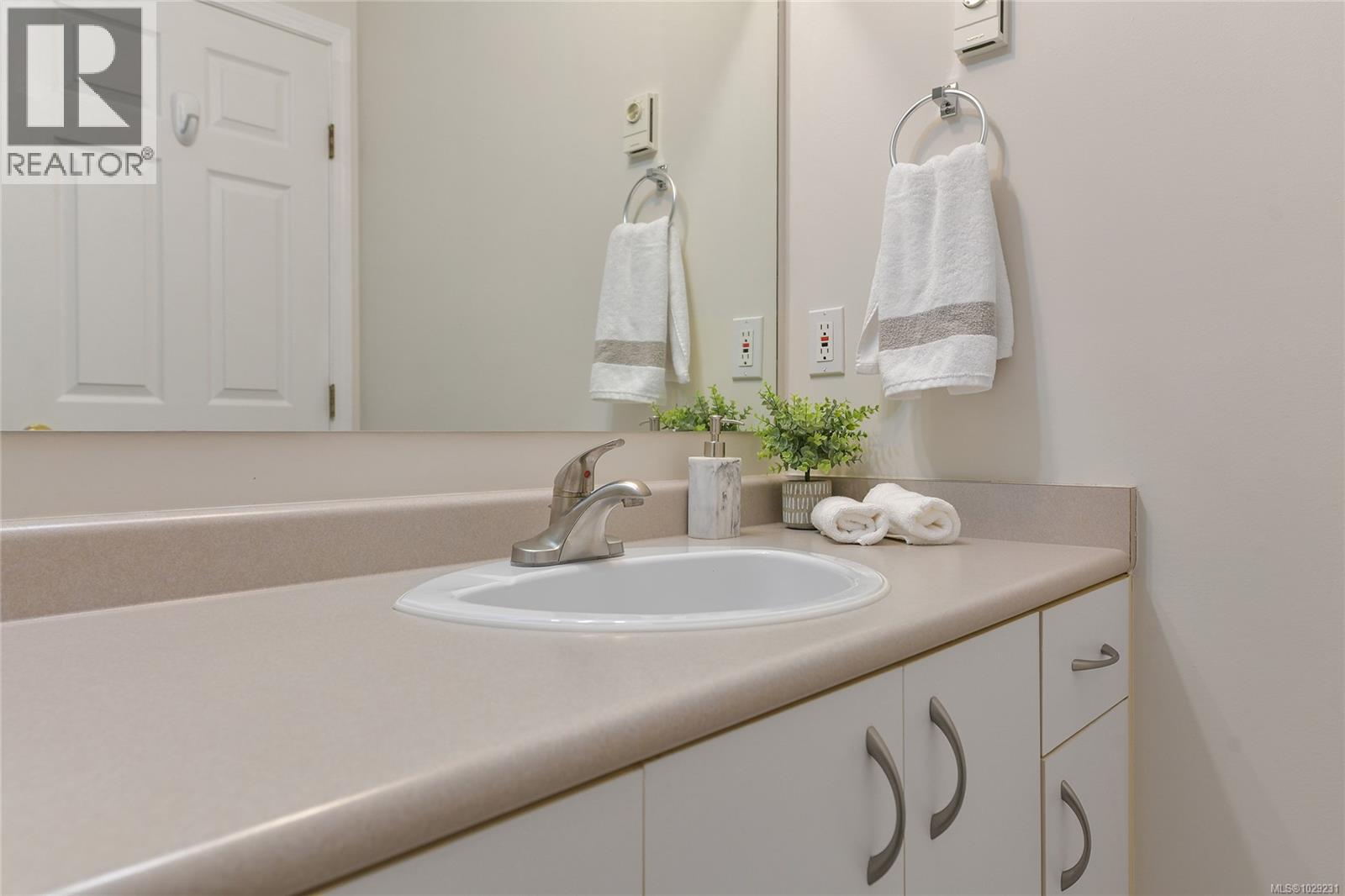 302 9945 Fifth St, Sidney, British Columbia  V8L 5L8 - Photo 23 - 1029231