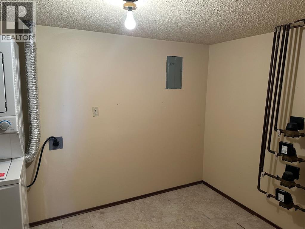 447 Huntsville Crescent Nw, Calgary, Alberta  T3K 4W3 - Photo 12 - A2293800