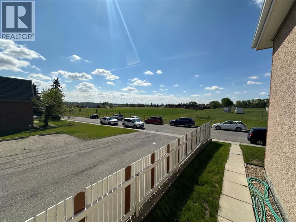 447 Huntsville Crescent Nw, Calgary, Alberta  T3K 4W3 - Photo 8 - A2293800