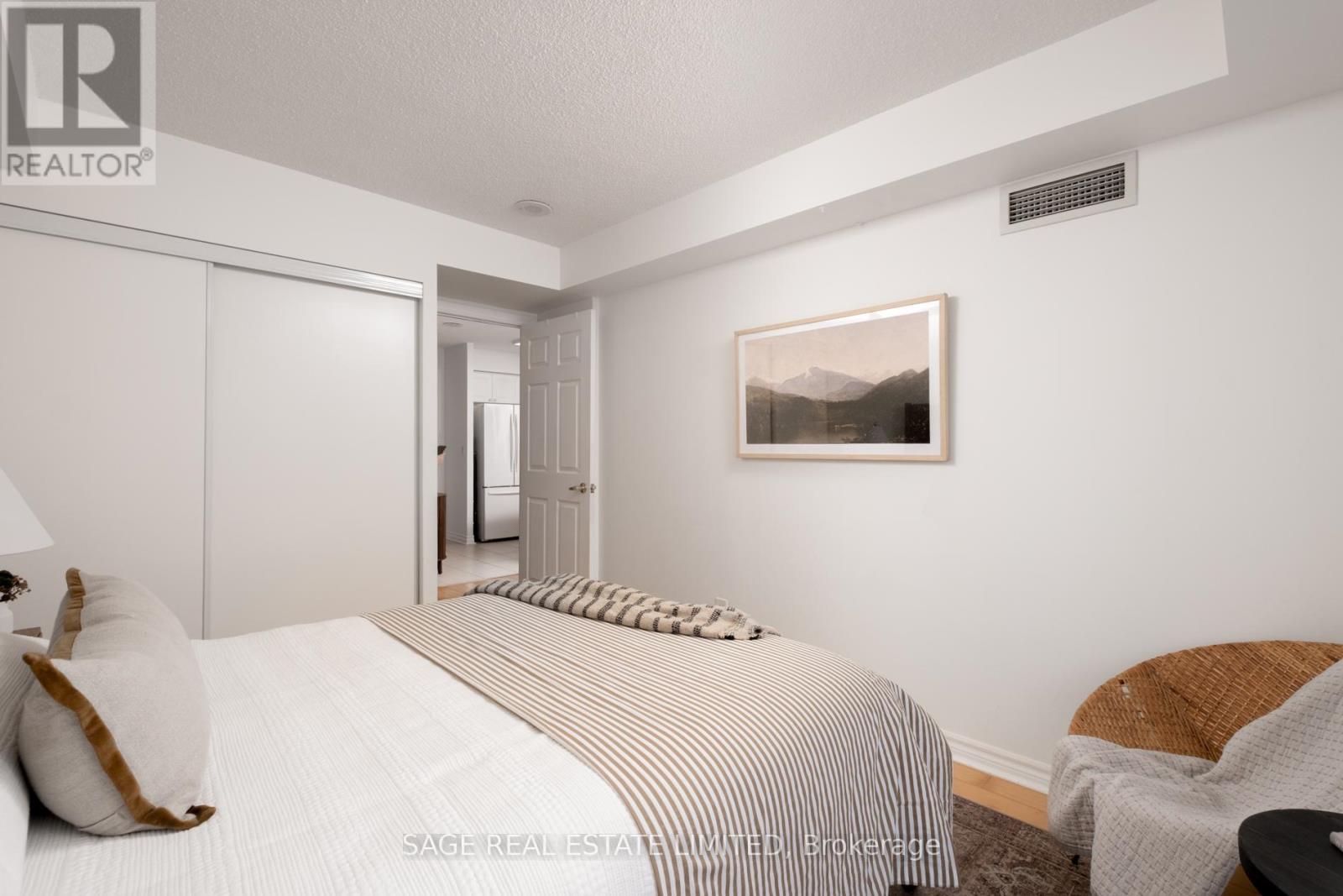 1604 - 5 Michael Power Place, Toronto, Ontario  M9A 0A3 - Photo 17 - W12926176