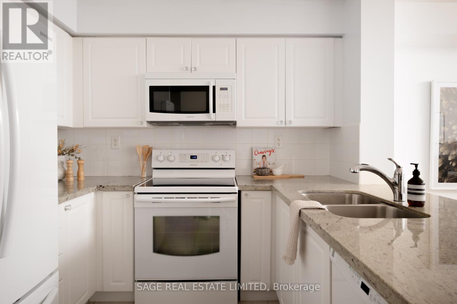 1604 - 5 Michael Power Place, Toronto, Ontario  M9A 0A3 - Photo 3 - W12926176