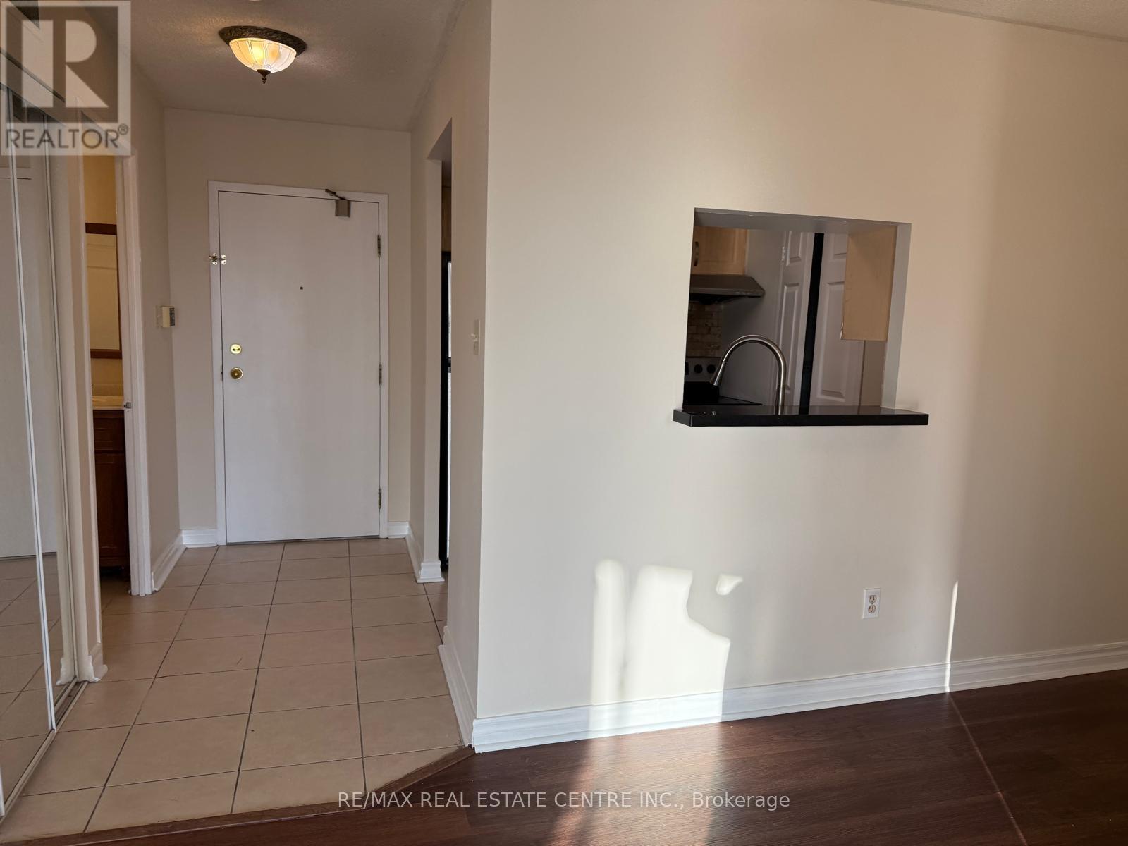 1508 - 285 Enfield Place, Mississauga (City Centre), Ontario  L5B 3Y6 - Photo 2 - W12926182