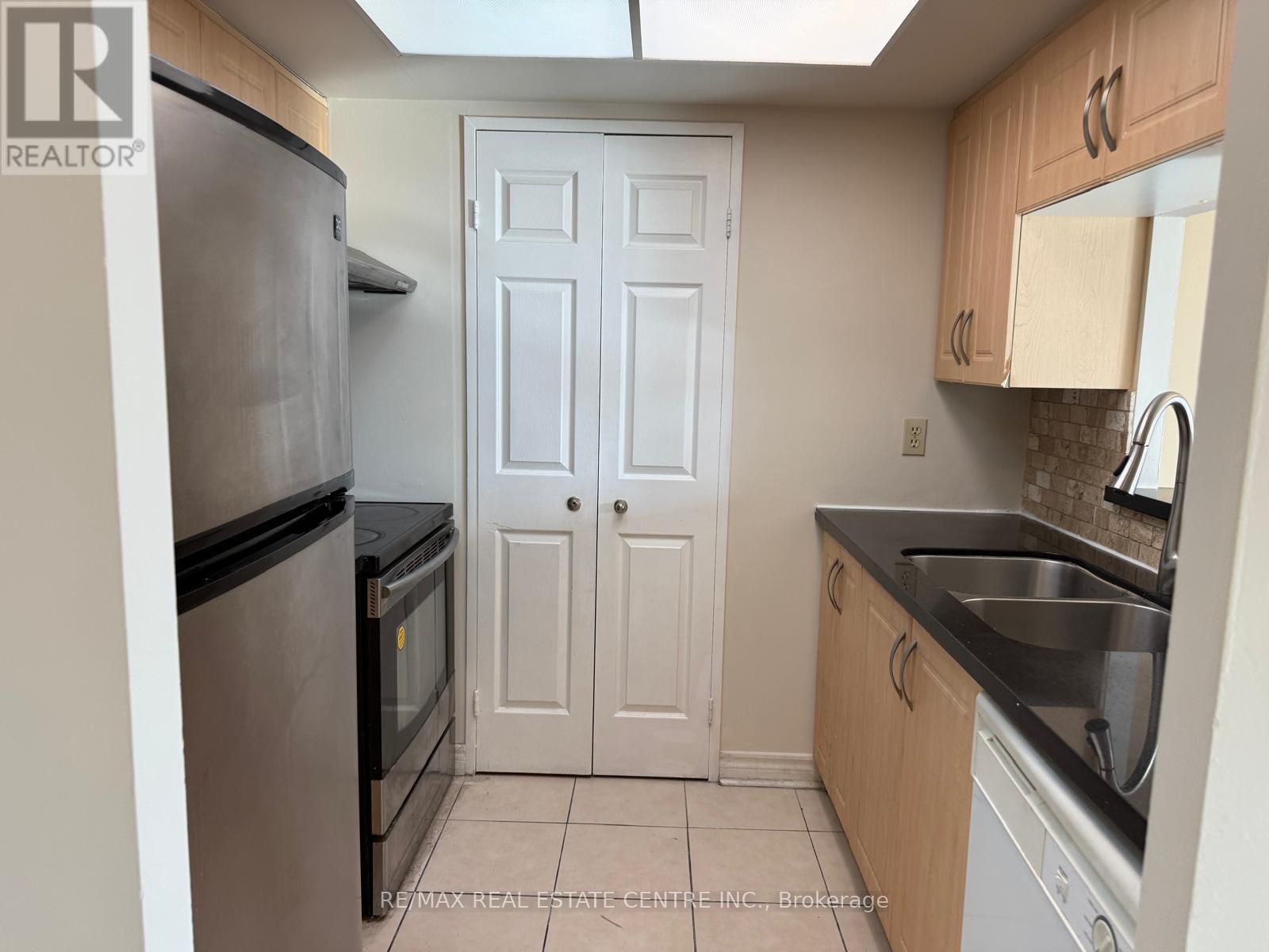 1508 - 285 Enfield Place, Mississauga (City Centre), Ontario  L5B 3Y6 - Photo 3 - W12926182