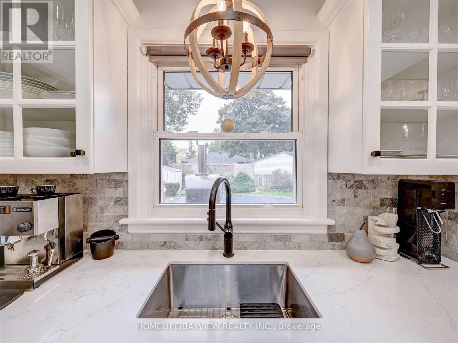 414 Dorchester Crescent, Burlington, Ontario  L7T 2X4 - Photo 15 - W12926212