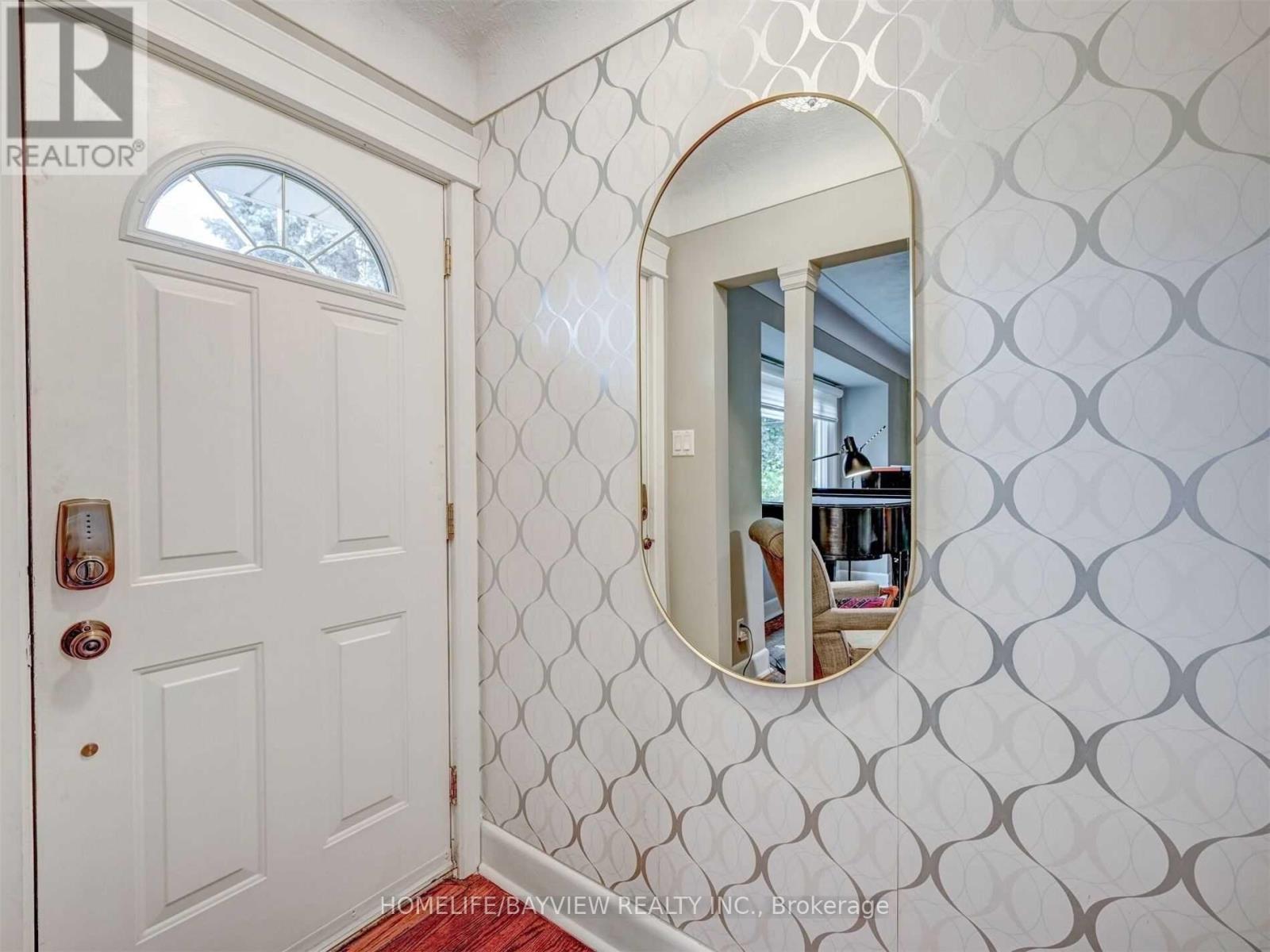 414 Dorchester Crescent, Burlington, Ontario  L7T 2X4 - Photo 4 - W12926212