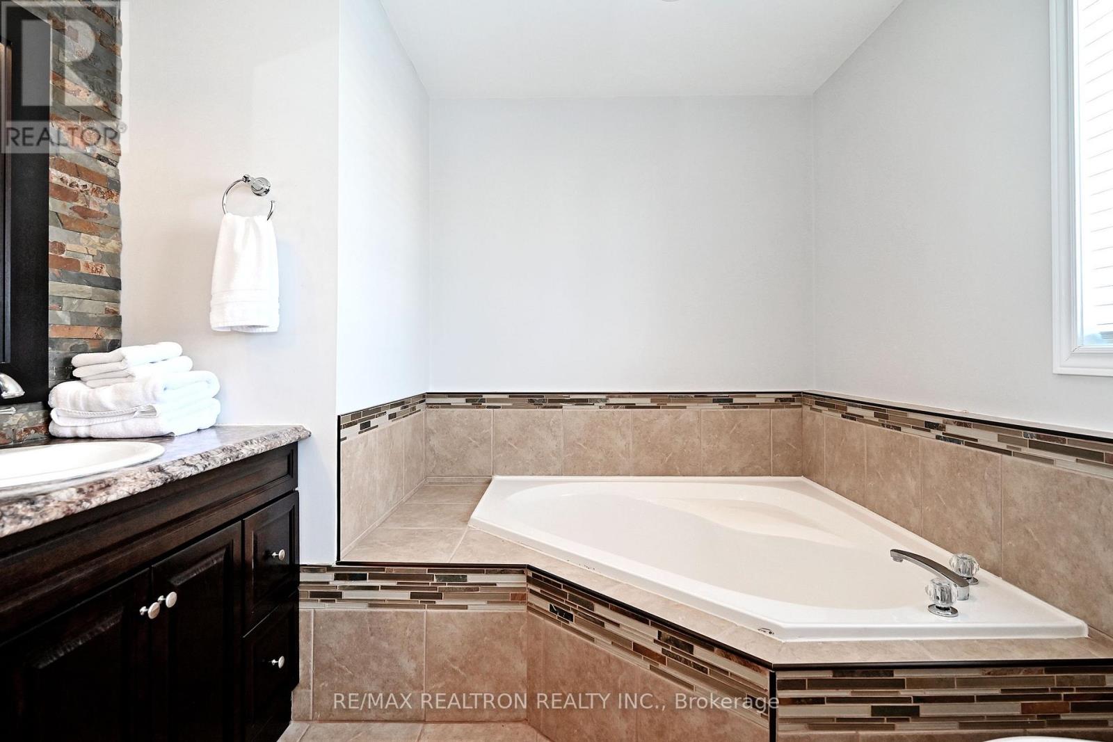 1128 Corrie Street, Innisfil, Ontario  L9S 1W9 - Photo 28 - N12708564