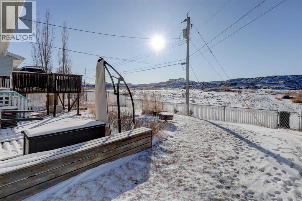 823 Bankview Drive, Drumheller, Alberta  T0J 0Y6 - Photo 2 - A2296597