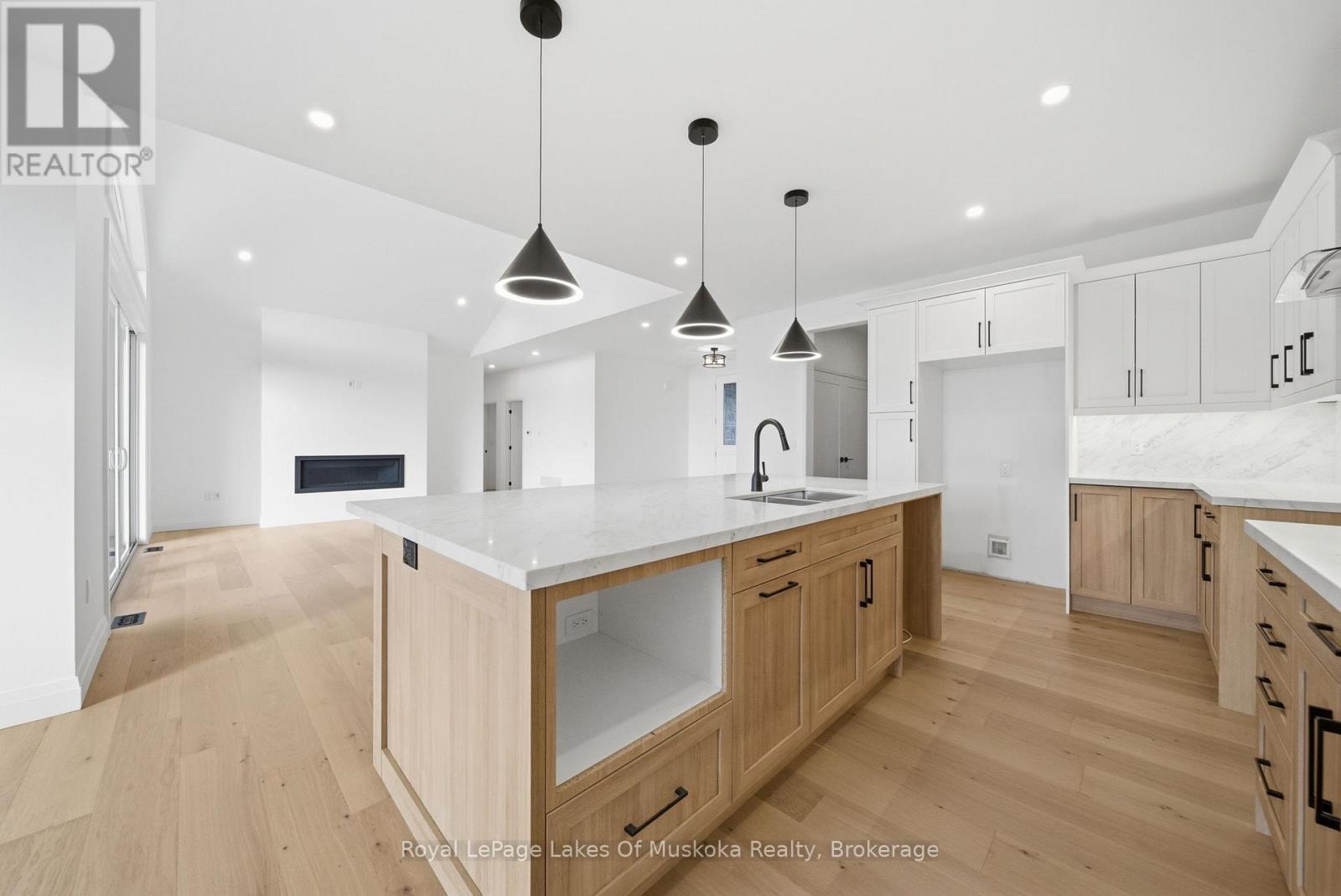 19 Henry Ball Court, Oro-Medonte, Ontario  L0K 2G1 - Photo 13 - S12926262