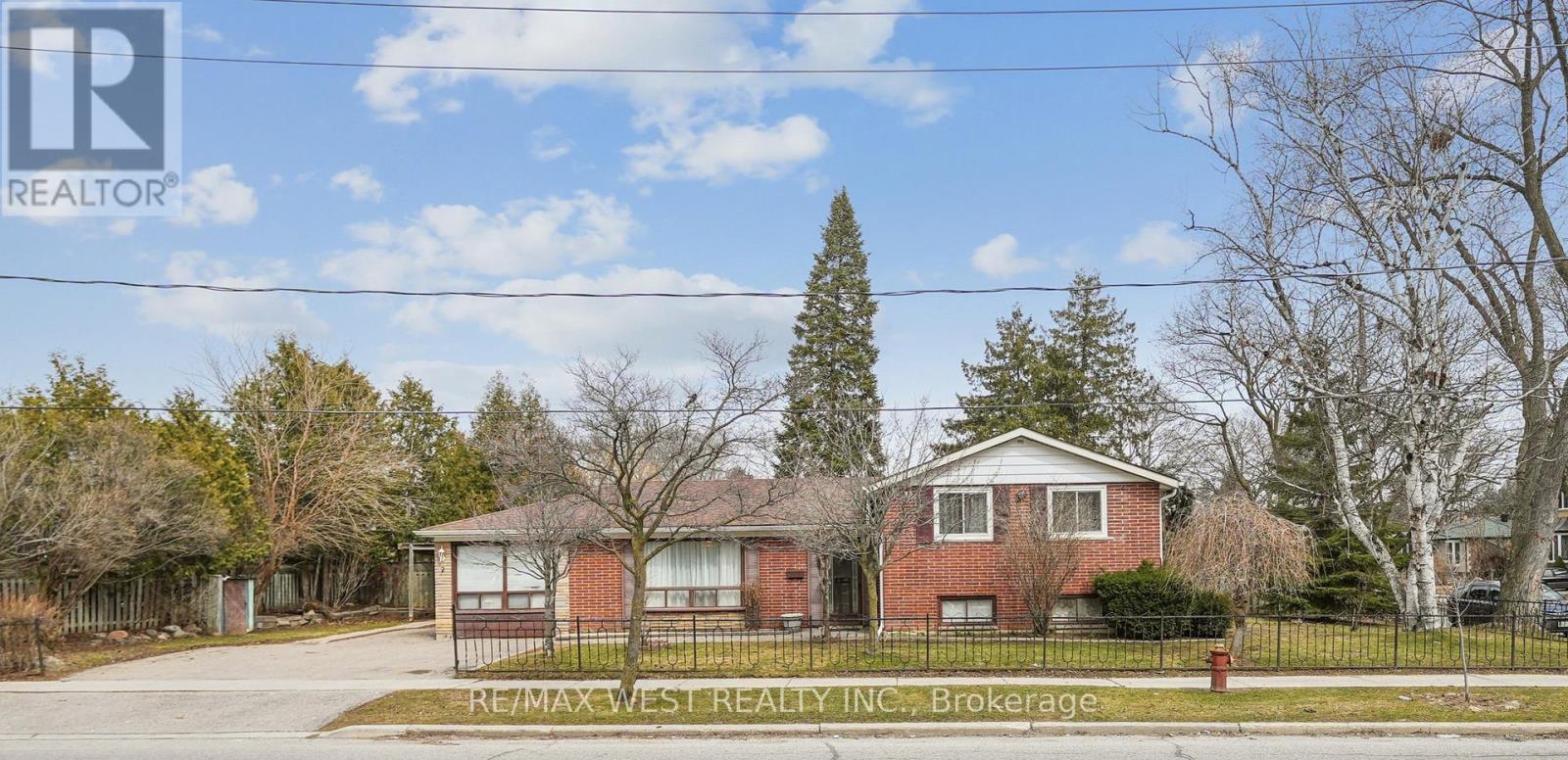 2 LISBURN CRESCENT, Toronto, Ontario