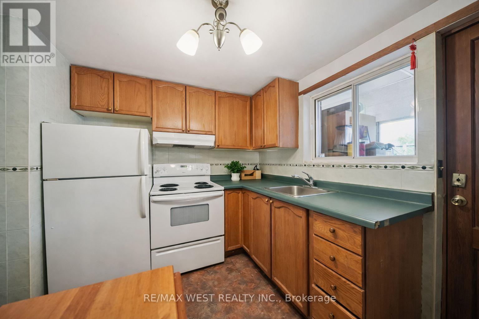 2 Lisburn Crescent, Toronto, Ontario  M2J 2Z5 - Photo 11 - C12926386