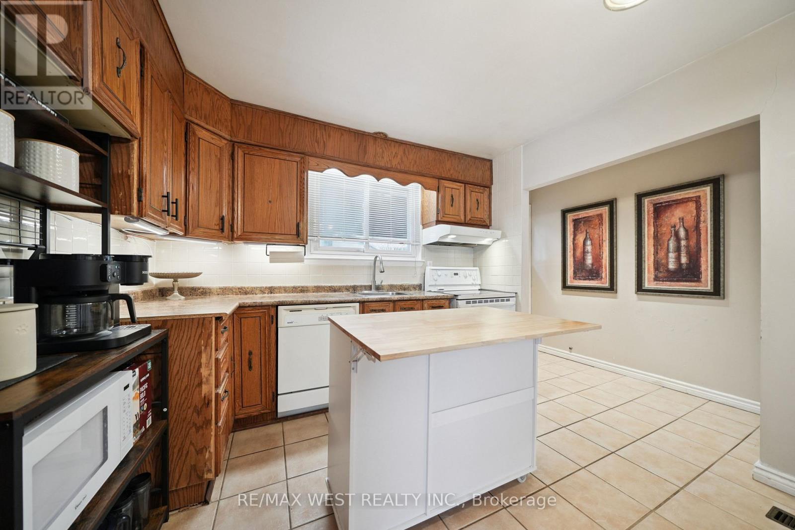 2 Lisburn Crescent, Toronto, Ontario  M2J 2Z5 - Photo 4 - C12926386
