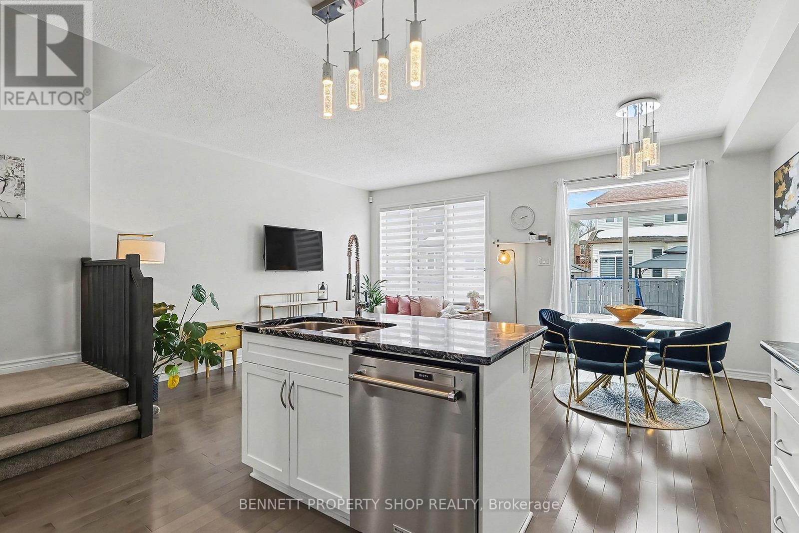 992 Bunchberry Way, Ottawa, Ontario  K1T 0L6 - Photo 6 - X12926298