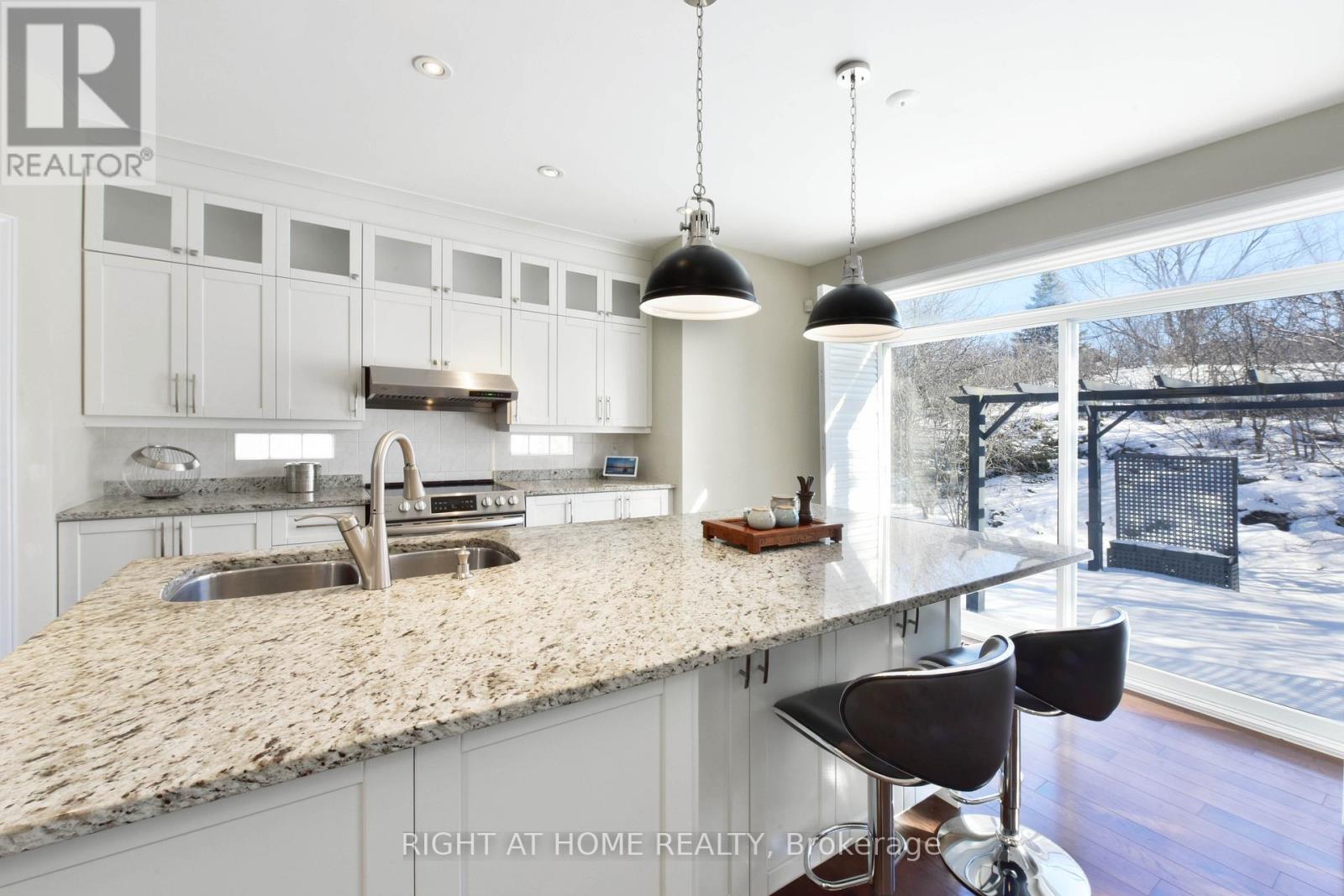 20 Evanshen Crescent, Ottawa, Ontario  K2K 2Z6 - Photo 10 - X12926314