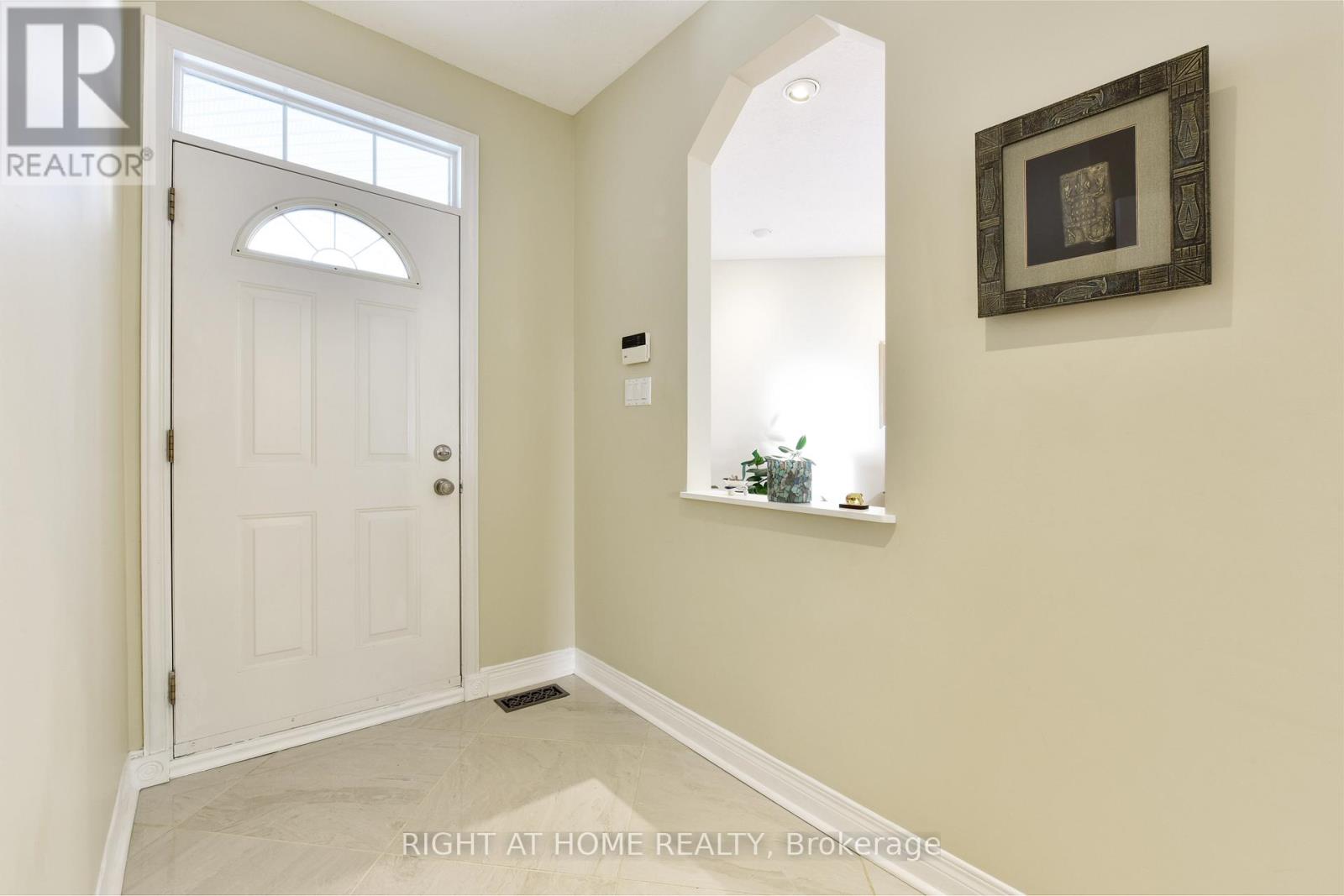 20 Evanshen Crescent, Ottawa, Ontario  K2K 2Z6 - Photo 4 - X12926314