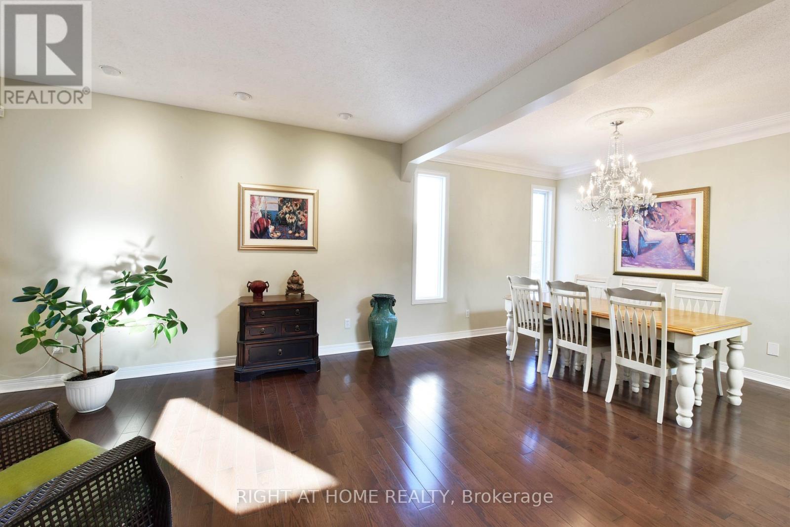 20 Evanshen Crescent, Ottawa, Ontario  K2K 2Z6 - Photo 5 - X12926314