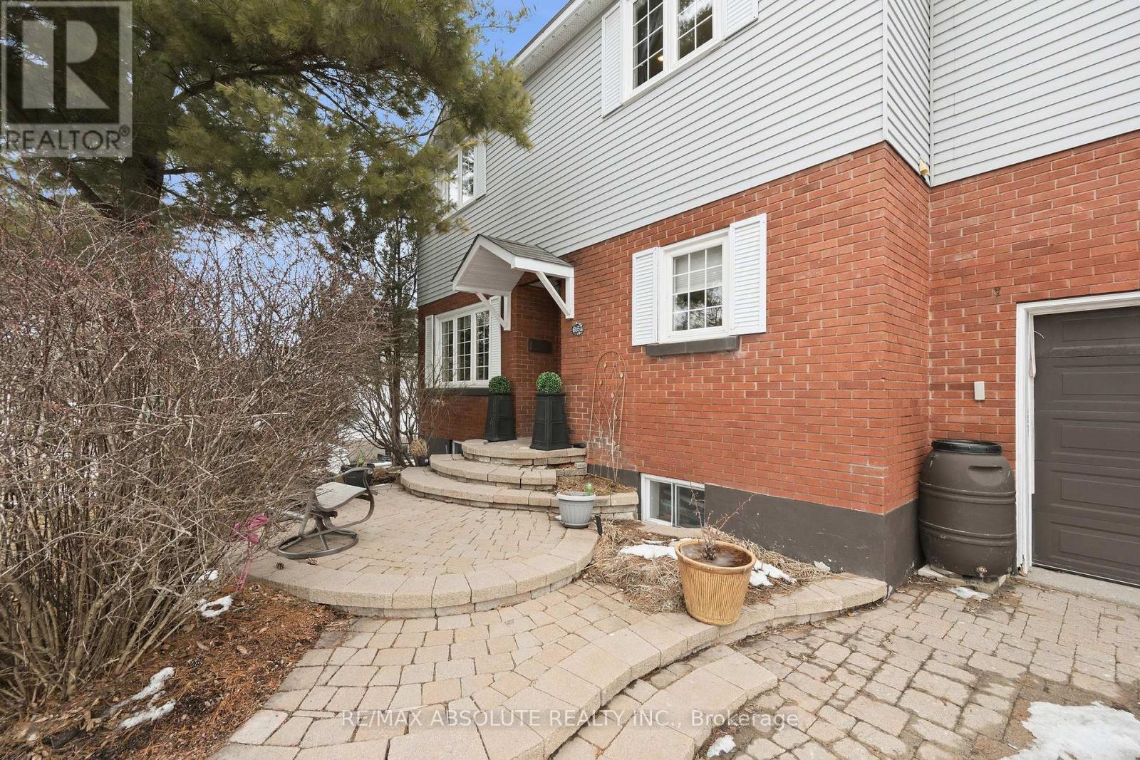 605 Rowanwood Avenue, Ottawa, Ontario  K2A 3E3 - Photo 3 - X12926324