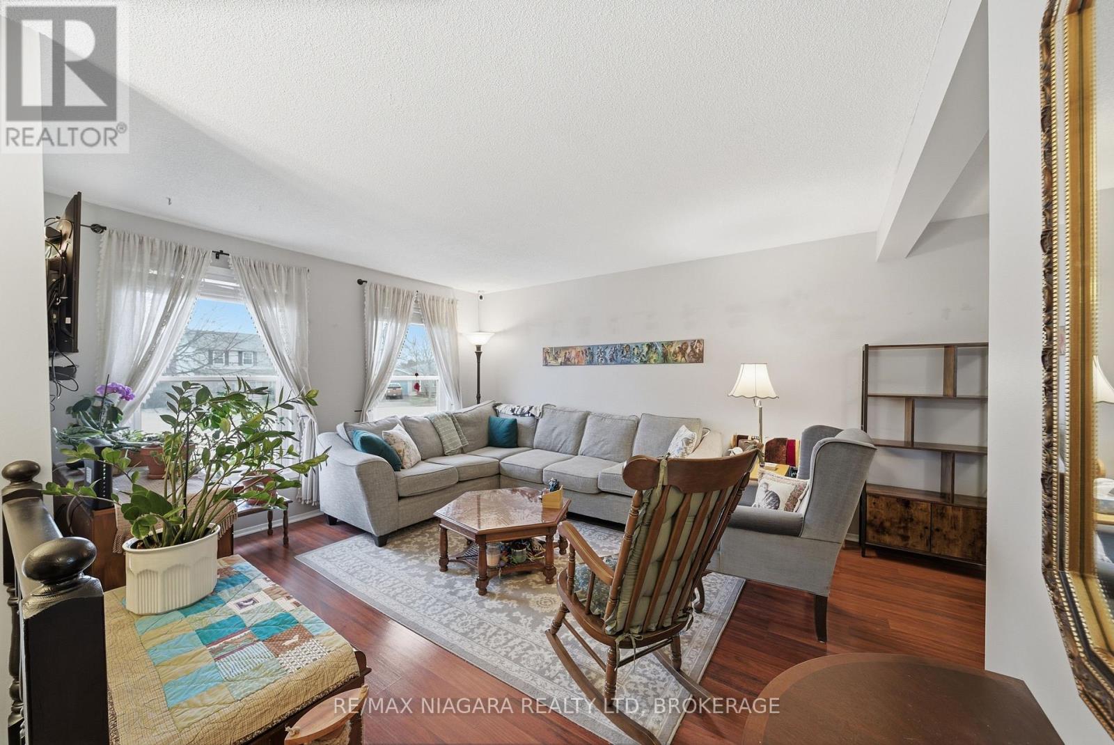 9 Joshua Court, Welland, Ontario  L3C 7E3 - Photo 3 - X12926296