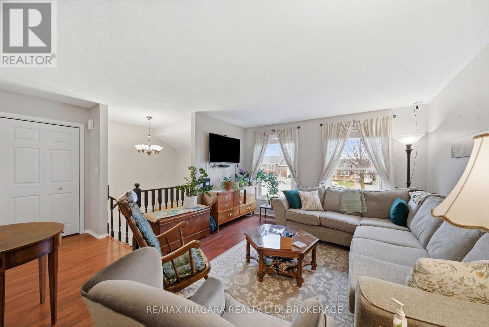 9 Joshua Court, Welland, Ontario  L3C 7E3 - Photo 5 - X12926296