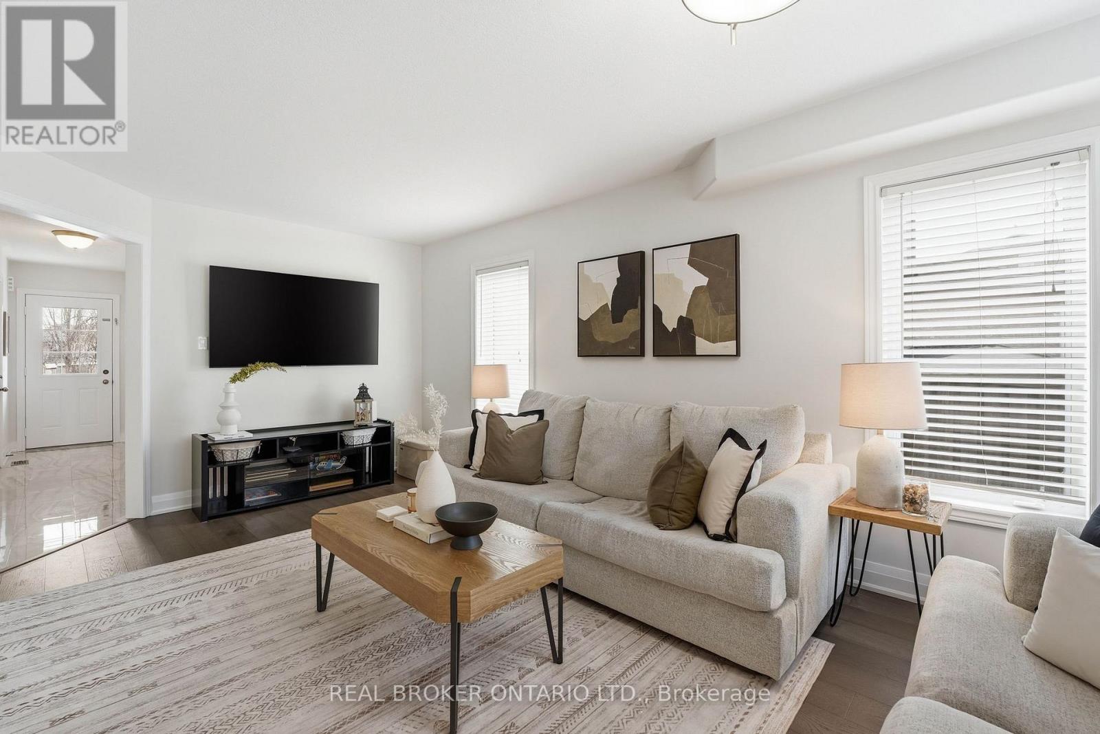 55 Christina Crescent, Bradford West Gwillimbury (Bradford), Ontario  L3Z 0B1 - Photo 5 - N12926286