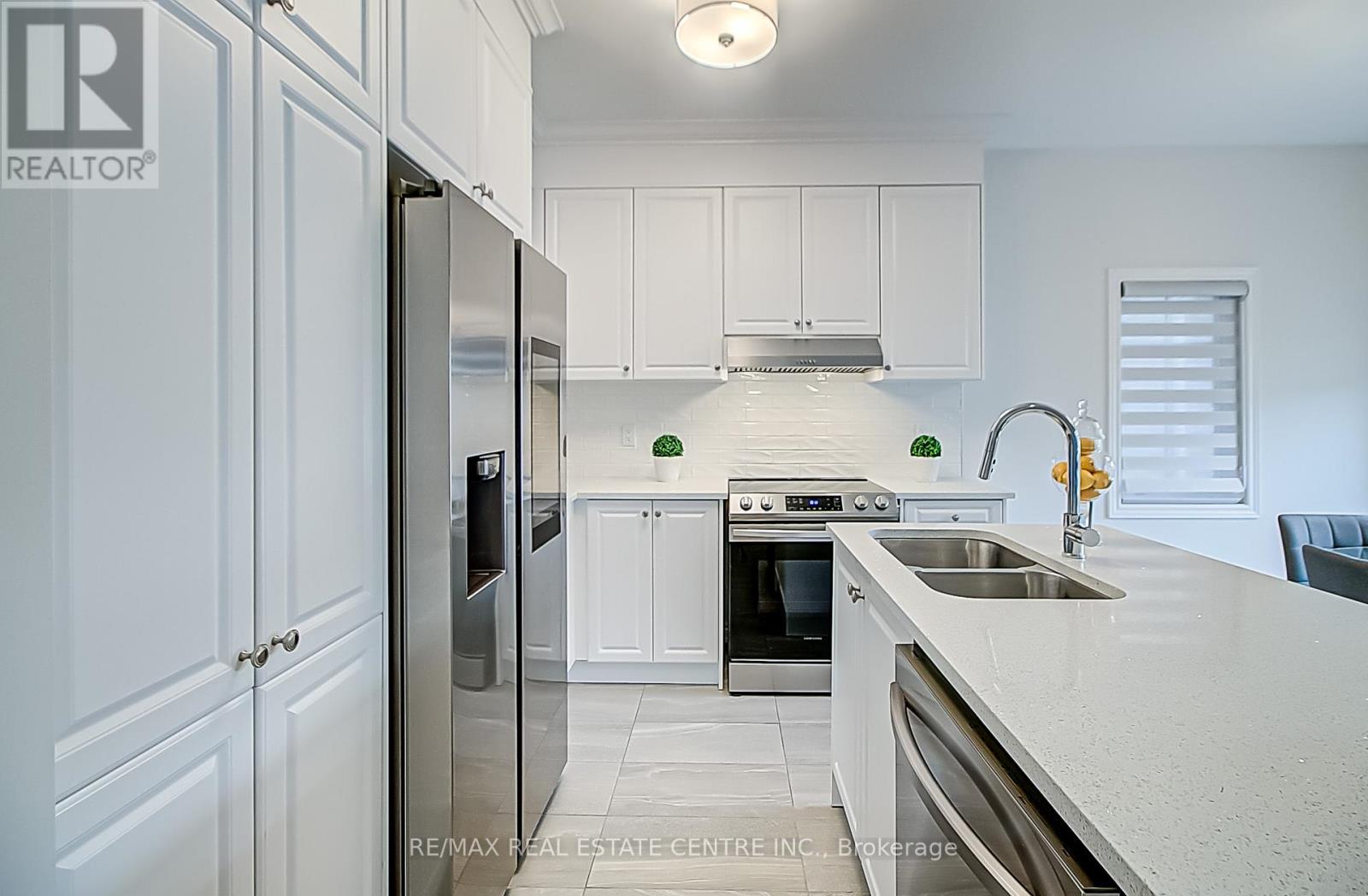 4 Clermiston Crescent, Brampton (Sandringham-Wellington), Ontario  L6R 3W9 - Photo 5 - W12926254