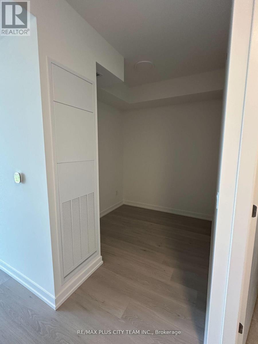 526 - 2501 Saw Whet Boulevard, Oakville, Ontario  L6M 5N2 - Photo 5 - W12926396