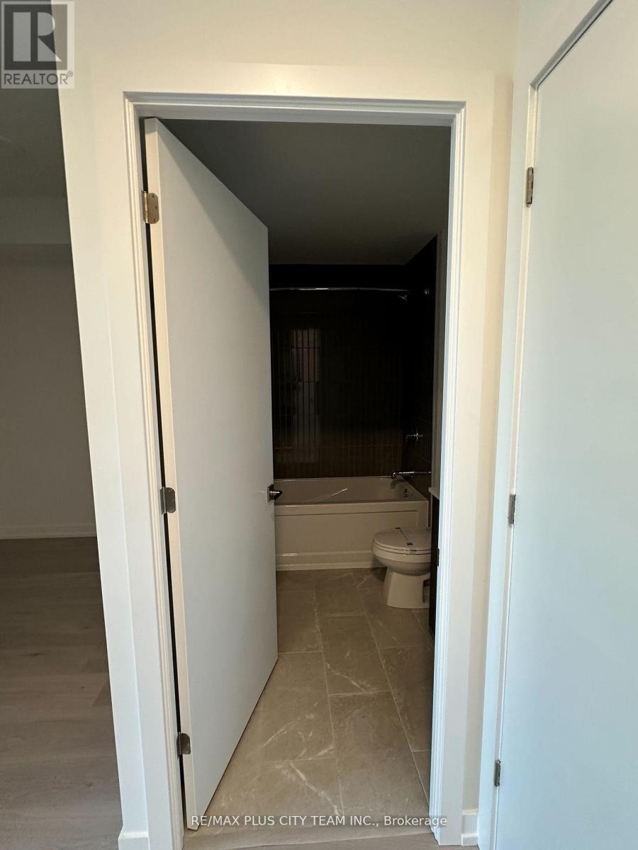 526 - 2501 Saw Whet Boulevard, Oakville, Ontario  L6M 5N2 - Photo 8 - W12926396