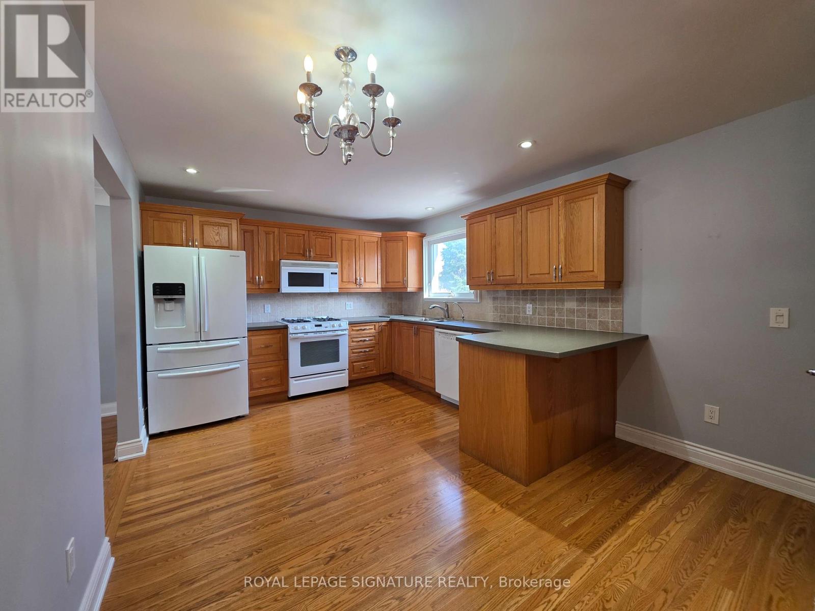 Upper Level - 100 Corman Avenue, Hamilton, Ontario L8G 3W2 - Photo 5 - X12926376