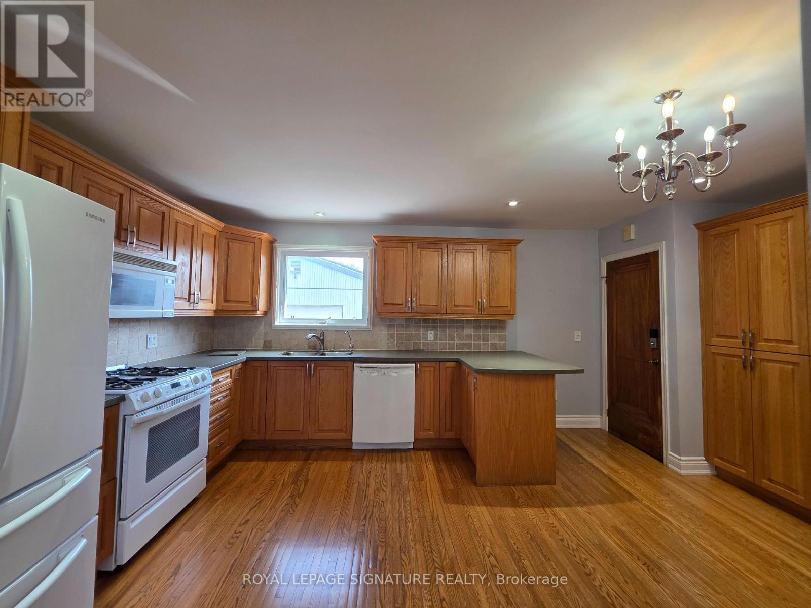 Upper Level - 100 Corman Avenue, Hamilton, Ontario L8G 3W2 - Photo 6 - X12926376