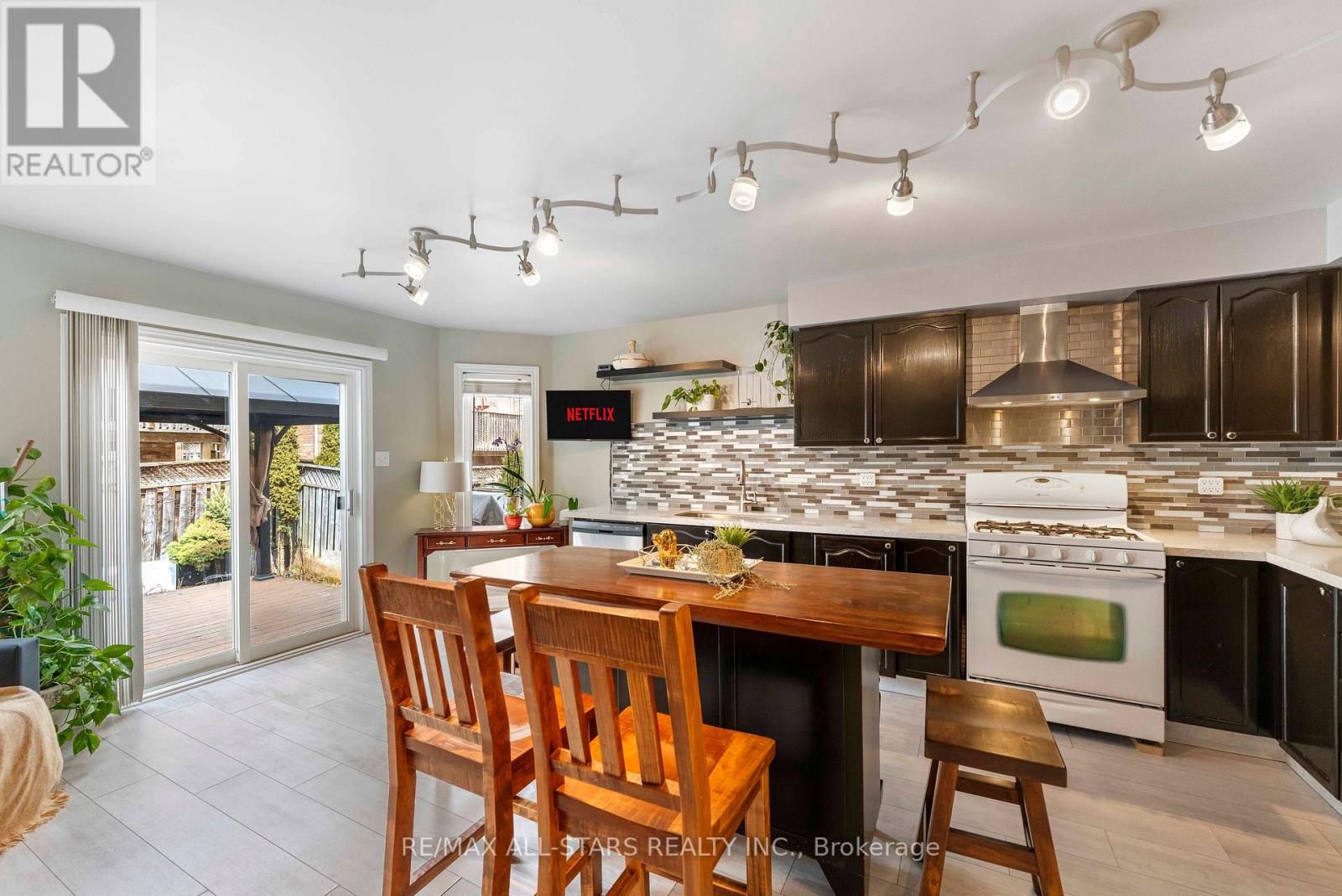 18 Reddenhurst Crescent, Georgina, Ontario  L4P 4G1 - Photo 8 - N12925406